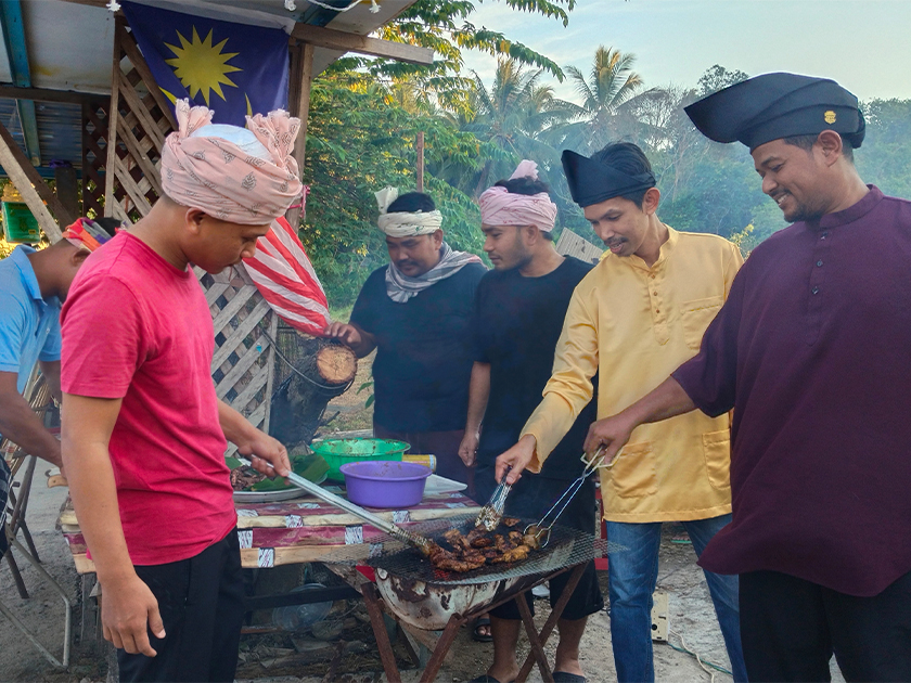 Sebahagian penduduk Taman Paduka di Kubang Kerian bergotong-royong menyediakan juadah tradisional untuk majlis berbuka puasa era 70an dengan mengenakan pakaian kurung kedah dan semutar kain batik lepas bagi memeriahkan majlis semalam. --fotoBERNAMA