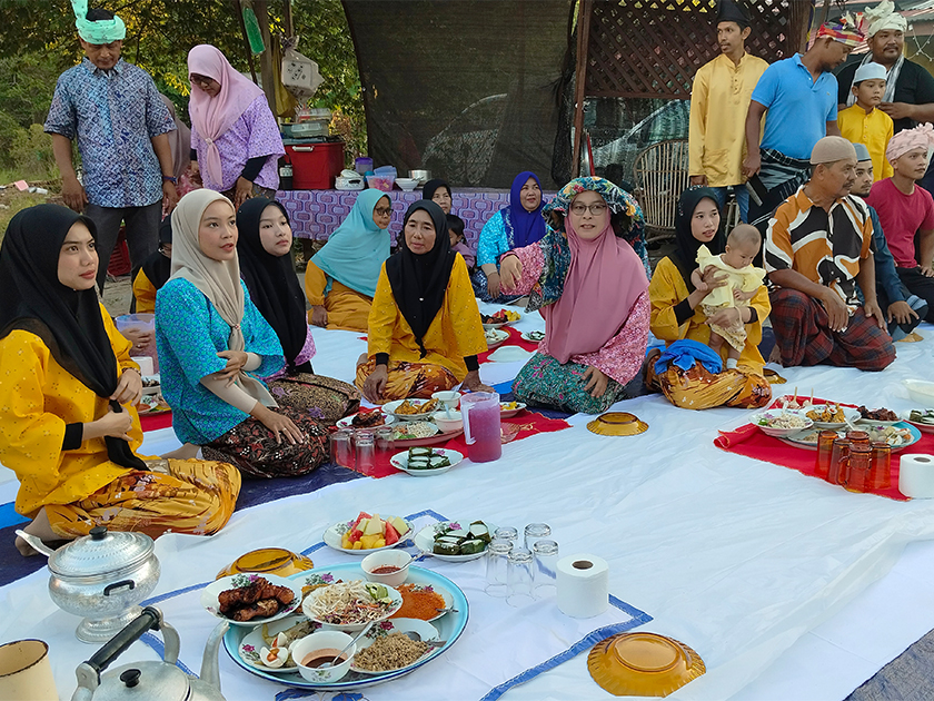 Sebahagian penduduk Taman Paduka di Kubang Kerian bergotong-royong menyediakan juadah tradisional untuk majlis berbuka puasa era 70an dengan mengenakan pakaian kurung kedah dan semutar kain batik lepas bagi memeriahkan majlis semalam. --fotoBERNAMA