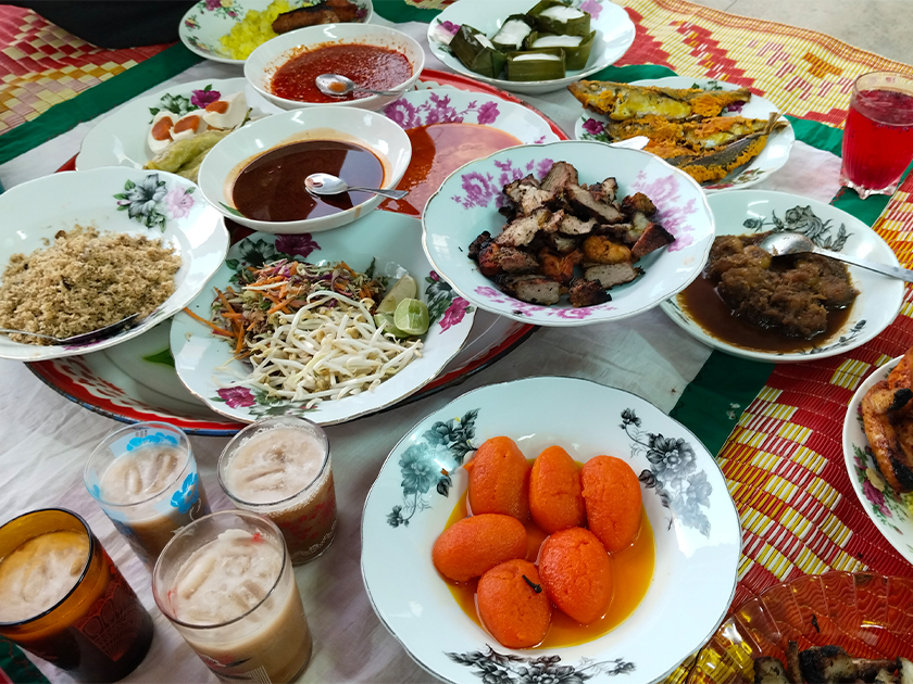 Nasi kerabu tumis, sira nekbat, pindang tapai ubi kayu dan tepung pelita menjadi antara menu tradisi yang disajikan untuk majlis berbuka tradisional di Taman Paduka di Kubang Kerian di Kota Bharu, semalam. --fotoBERNAMA