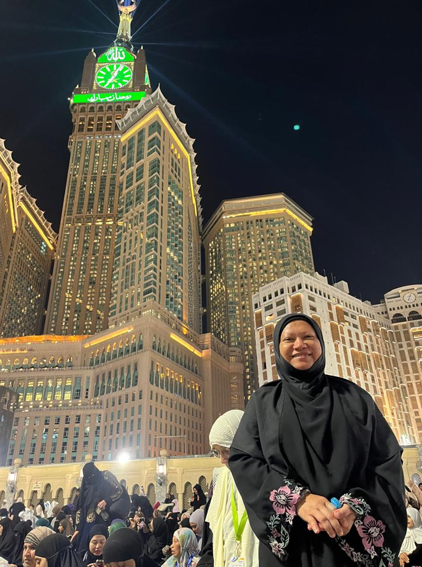 Penulis bergambar kenangan berlatar belakang Menara Jam (Clock Tower).