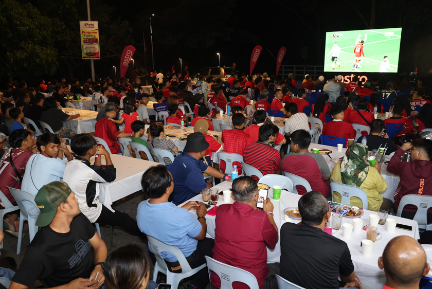 Penyokong Manchester United dan Liverpool memenuhi ruang acara tayangan siaran langsung di Restoran Ali Maju, Ukay Perdana pada Ahad.