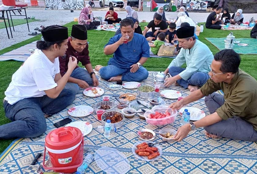 Semua ahli diminta membawa juadah menggunakan tenong sambil makan bersila di atas tikar, baru-baru ini.