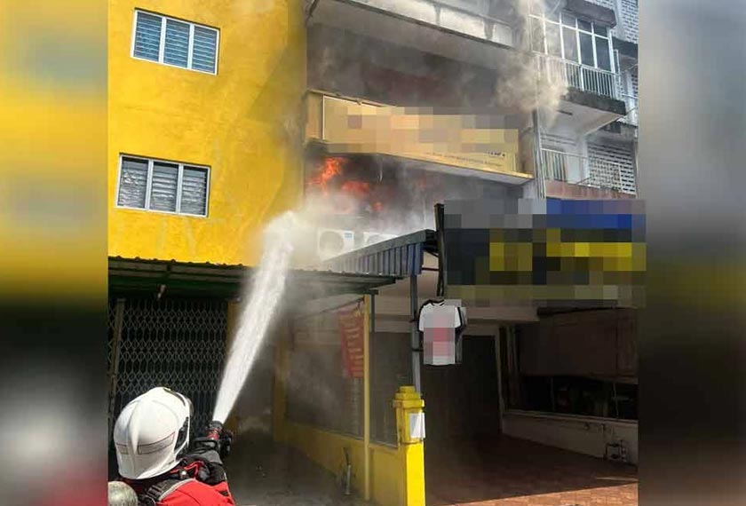 Anggota Bomba dan Penyelamat memadamkan kebakaran di sebuah kedai pakaian di Jalan Kenanga pada Selasa.