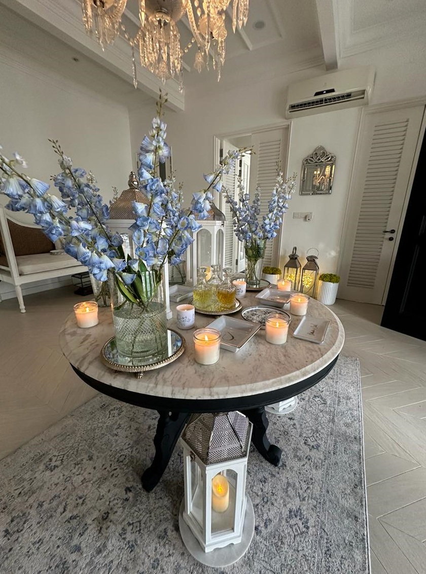 Bunga dan wangian menanti tetamu di ruang hadapan.