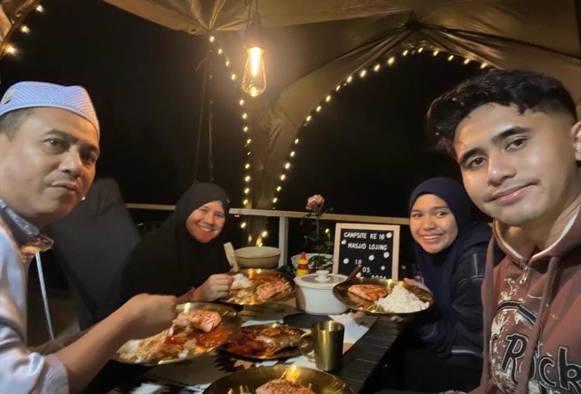 Redzan (kiri) dan keluarga meluangkan waktu berkualiti di Tapak Perkhemahan Masjid Lojing.