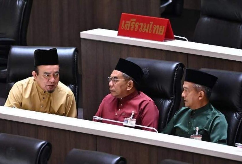 Kamolsak Liwamo (tengah) ialah Ahli Parlimen yang mewakili Narathiwat, merangkap Pengerusi Jawatankuasa Undang-undang, Keadilan dan Hak Asasi Manusia Parlimen Thailand. - Kredit: Parti Prachachart