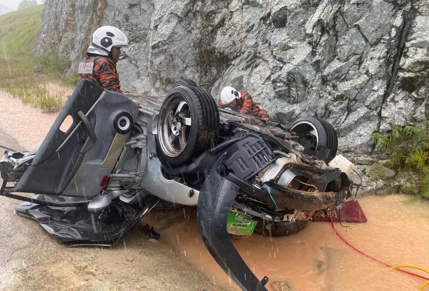 Seorang lelaki maut setelah kereta yang dipandunya terbabas di bahu jalan dekat KM 254 Lebuhraya Pesisiran Pantai Barat (WCE). - Foto JBPM