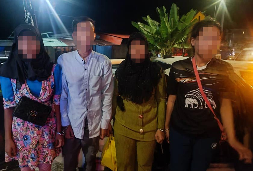 Hasil pemeriksaan dalam kenderaan polis menemui seorang lelaki dan tiga wanita warga asing berusia antara 23 hingga 39 tahun. - Foto PDRM