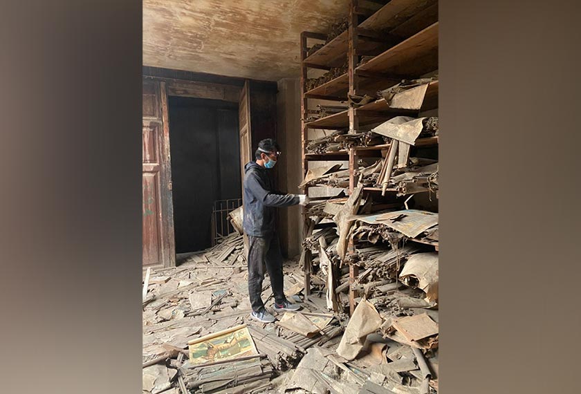 Muhammad Nur Hadi ketika sedang mencari 'tinggalan' kitab lama asli Nusantara di gudang buku, Mustafa al-Halabi. --fotoBERNAMA