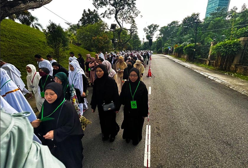 Jemaah haji wanita sifatkan Kursus Perdana Haji sangat bermanfaat dalam membekalkan ilmu sebelum mereka menjadi tetamu Allah di Tanah Suci nanti. - Foto Astro AWANI