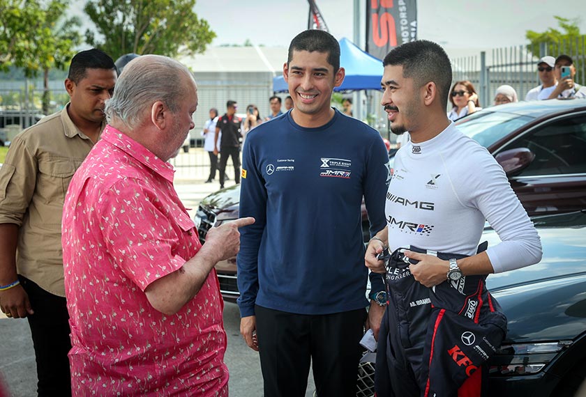 Yang di-Pertuan Agong Sultan Ibrahim dan Raja Permaisuri Agong Raja Zarith Sofiah hari ini berkenan berangkat pada perlumbaan siri GT World Challenge Asia di Litar Antarabangsa Sepang. - Foto Bernama