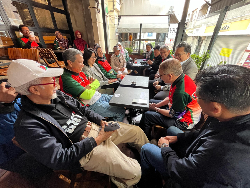 Sazali bercakap dalam satu pertemuan bersama delegasi Malaysia yang menyertai misi Break the Siege of Gaza Freedom Flotilla di Istanbul, Turki, pada Ahad. - Foto Astro AWANI