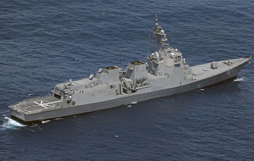 Sebuah kapal Pasukan Pertahanan Diri Maritim Jepun berlayar berhampiran lokasi nahas bagi menjalankan kerja-kerja mencari dan menyelamat, di Lautan Pasifik, 21 Apr 2024. (Kyodo News via AP)