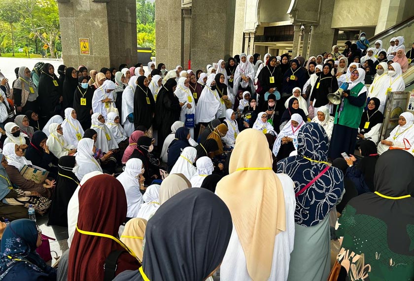 Antara bakal jemaah wanita yang hadir di Kursus Perdana Haji peringkat Wilayah Persekutuan berlangsung di Masjid Wilayah, Kuala Lumpur, berakhir hari ini. - Foto Astro AWANI