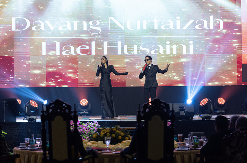 Dayang Nurfaizah dan Hael Husaini melakukan persembahan pada Majlis Makan Malam Amal anjuran Kelab Bakti Gunung Keledang di Ipoh malam tadi. --fotoBERNAMA