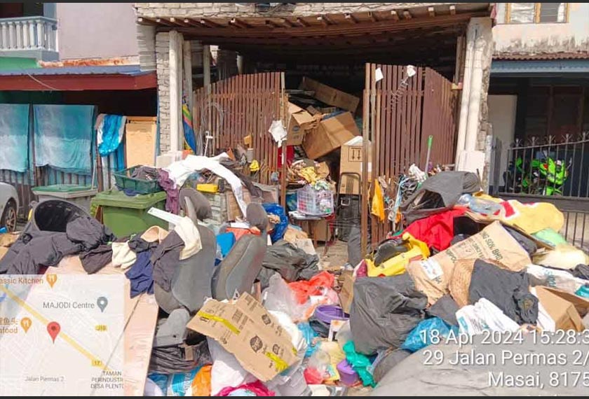 Keadaan timbunan sampah di pekarangan dan dalam rumah milik seorang lelaki warga emas di Permas Jaya, Johor Bahru, menimbulkan ketidakselesaan kepada penduduk setempat.