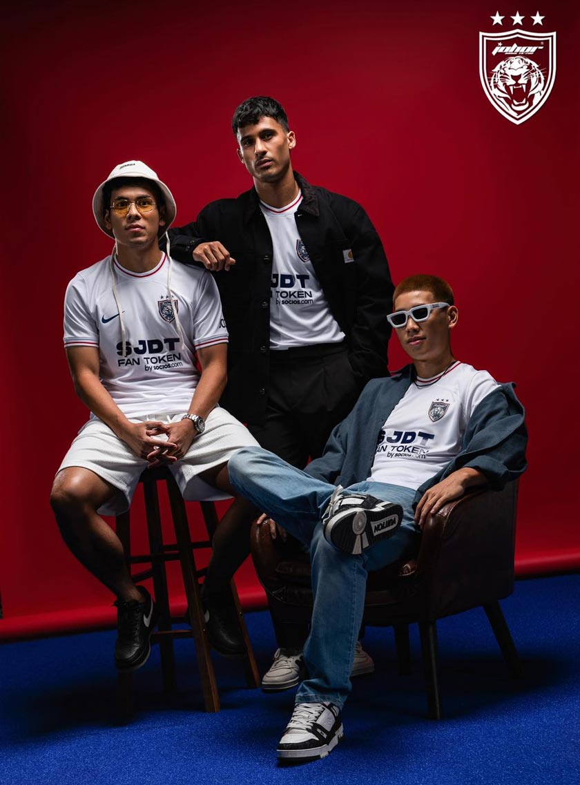 Jersi perlawanan di gelanggang lawan kekal dengan warna putih sebagai warna utama di samping terdapat jalur merah pada bahagian lengan dan leher jersi. - Facebook Johor Southern Tigers