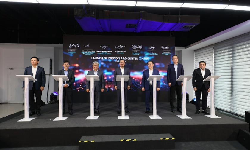 Tan Sri Syed Faisal Albar (tengah) merasmikan pembukaan pusat penyelidikan dan pembangunan (R&D) di Teluk Hangzhou, China.