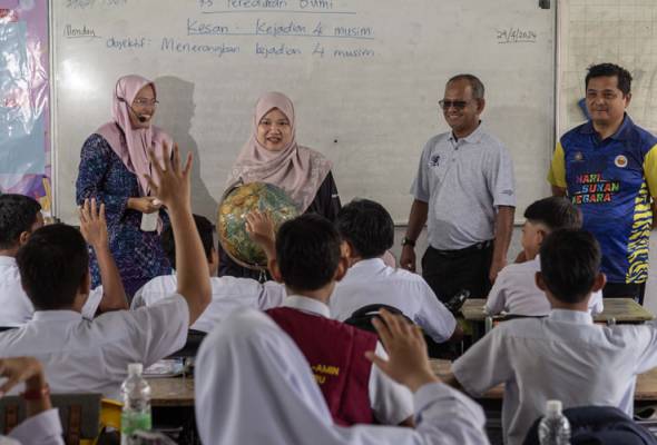Kelas terapung atasi masalah sekolah padat - Fadhlina | Awani