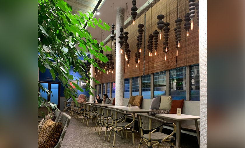 Suasana dalam bangunan pawagam yang diubah suai menjadi kafe. -  Foto ihsan Nor Hisham Zulkiflee