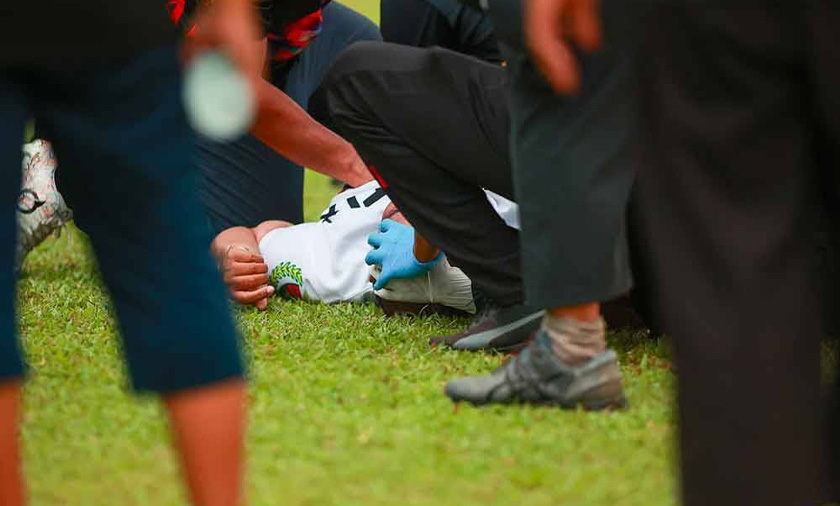 Pasukan perubatan pertandingan berjaya untuk menstabilkan arwah ketika di padang dan beliau berada dalam kembali sedar sebelum di bawa ke HSB. - Foto ihsan ARENA HIJAUKUNING