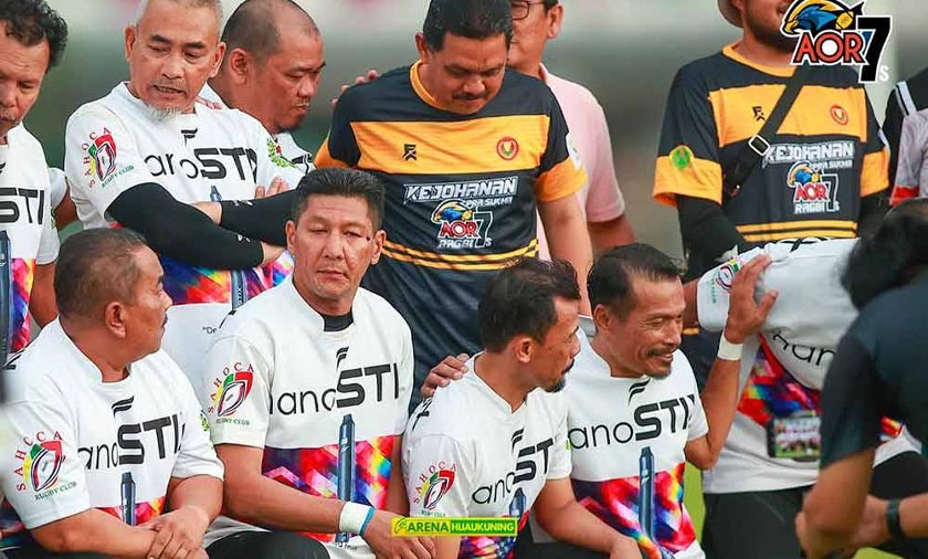 Ahmad Zainol (tiga kiri belakang) semasa bergambar dengan pasukan pilihan MB Kedah, Datuk Seri Muhammad Sanusi Md Nor di Stadium Sultan Abdul Halim, Alor Setar pada petang Ahad. - Foto ihsan ARENA HIJAUKUNING