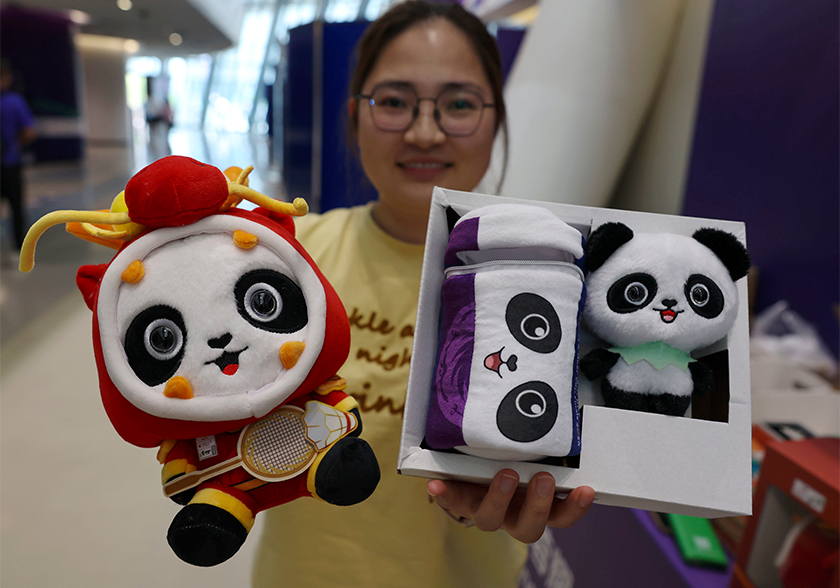 Cenderahati sempena kejohanan Badminton Piala Thomas dan Uber 2024 berkonsepkan Panda. -- fotoBERNAMA 