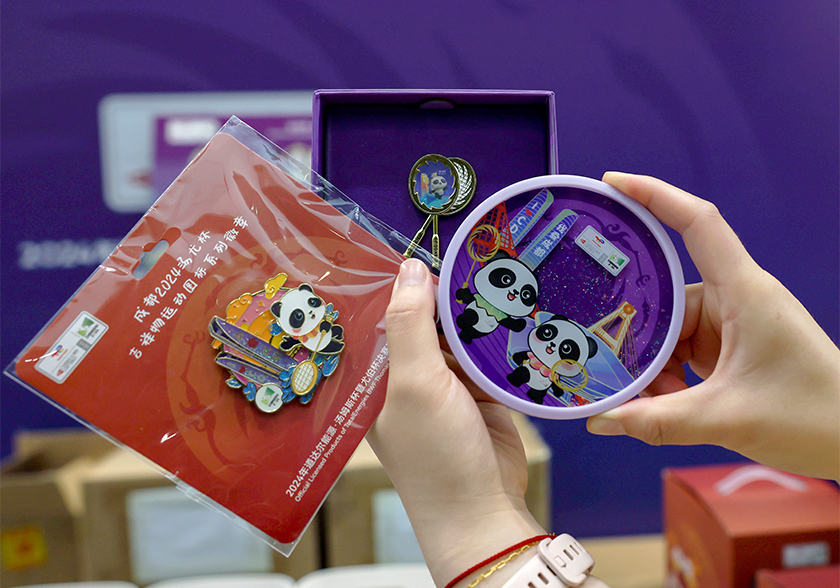 Cenderahati sempena kejohanan Badminton Piala Thomas dan Uber 2024 di Pusat Sukan Chengdu High-tech Zone turut berkonsepkan Panda. -- fotoBERNAMA 