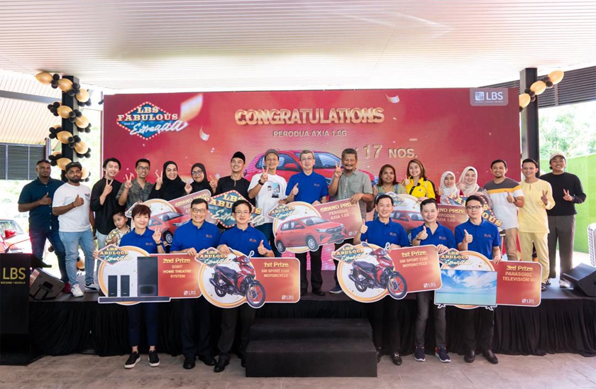 Tan Sri Ir (Dr.) Lim Hock San diiringi lembaga pengarah LBS dan MGB di atas pentas bersama para pemenang bertuah di Acara Kemuncak LBS Fabulous Extra 2022-23 grand finale. Gambar - LBS Bina Group Berhad