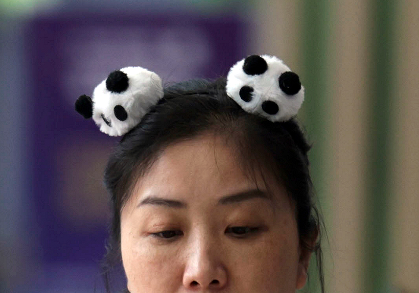 Pengunjung turut membawa patung panda sewaktu menyaksikan kejohanan Badminton Piala Thomas dan Uber 2024 di Pusat Sukan Chengdu High-tech Zone, hari ini. --fotoBERNAMA