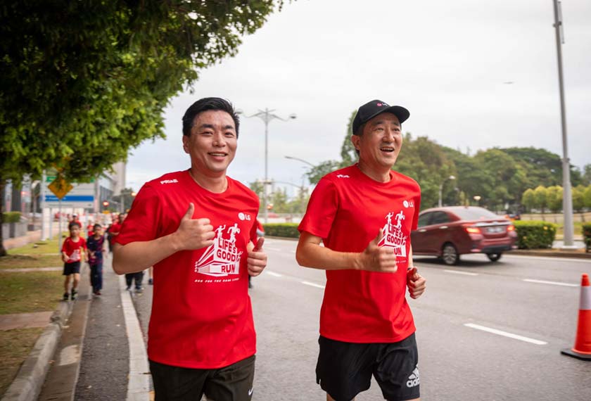 Justin Choi berlari sepanjang 5 kilometer sambil menikmati pemandangan pagi indah di sekitar Putrajaya. - Gambar LG Malaysia