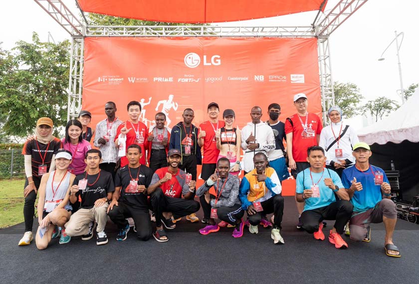 Justin Choi bergambar kenangan bersama kesemua pemenang acara LG Life’s Good Run 2024 yang turut disertai dari pelbagai negara lain tidak kira bangsa atau agama. - Gambar LG Malaysia