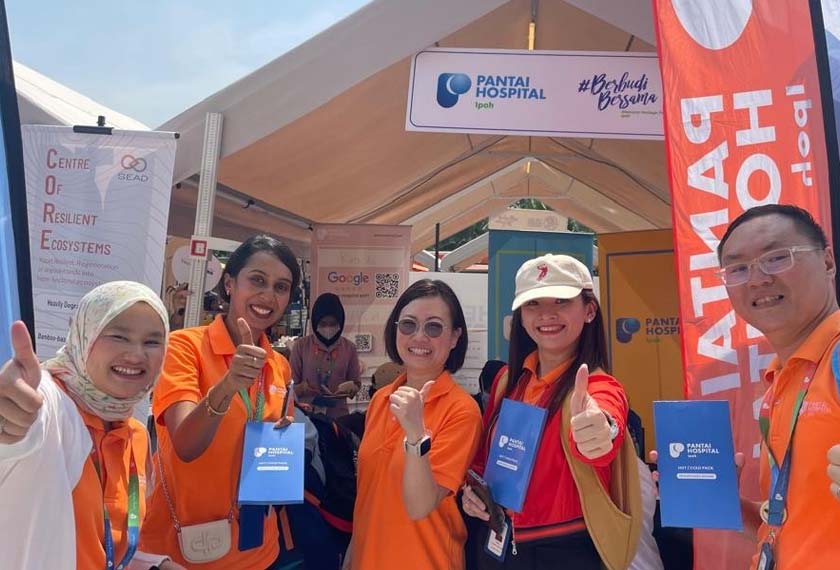Antara petugas reruai di program #BerbudiBersama di Masoorat Heritage Park, Ipoh.