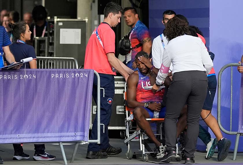 Lyles dibawa keluar pasukan bantuan selepas acara 200m lelaki, Sukan Olimpik Paris 2024.(Foto AP)