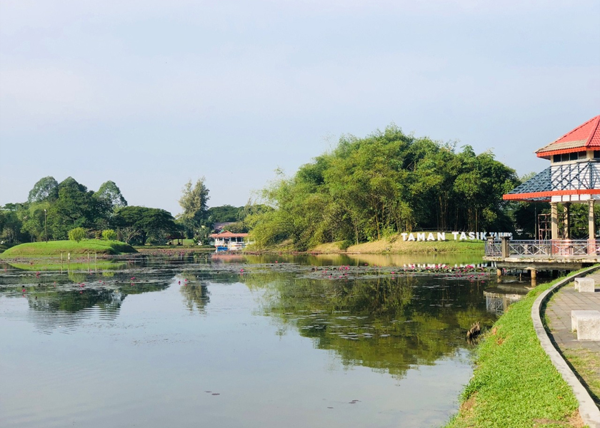 Keadaan terkini menunjukkan paras air di Taman Tasik Taiping yang mulai normal susulan hujan berterusan pada sebelah petang dan malam. - Astro AWANI