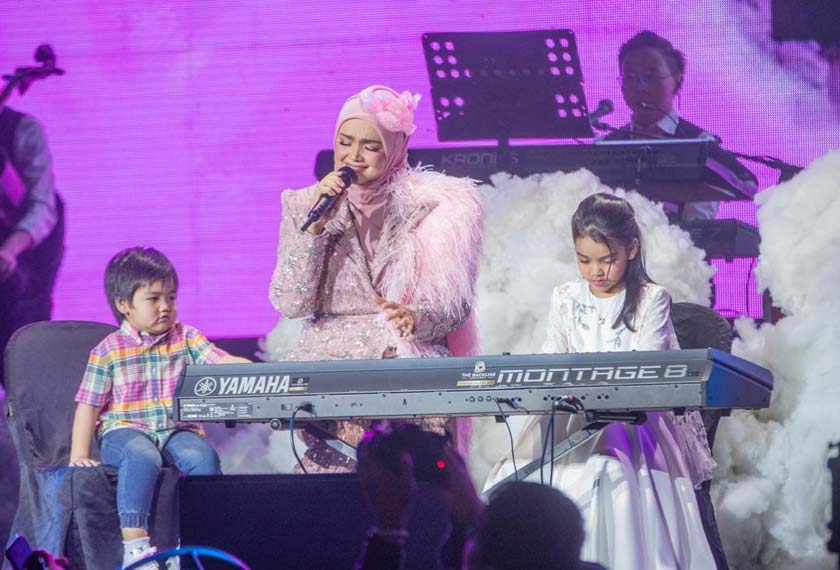 Siti Aafiyah  dan Muhammad Afwa menemani ibu mereka di pentas.