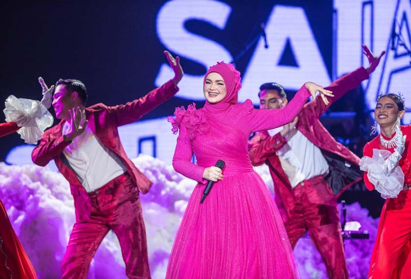 Siti Nurhaliza dalam segmen pertama konsert.