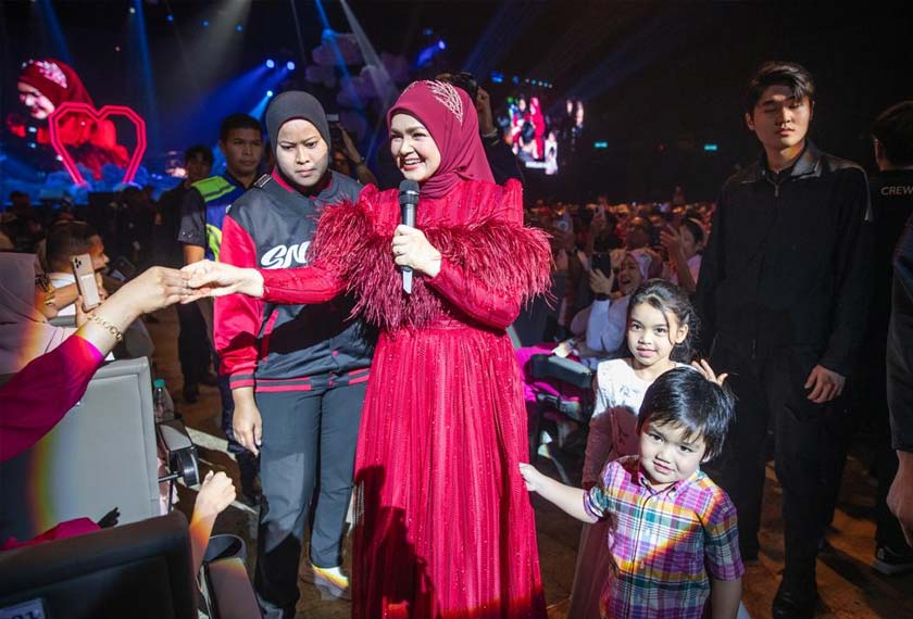 Siti turun dari pentas untuk bersalam dengan peminat.
