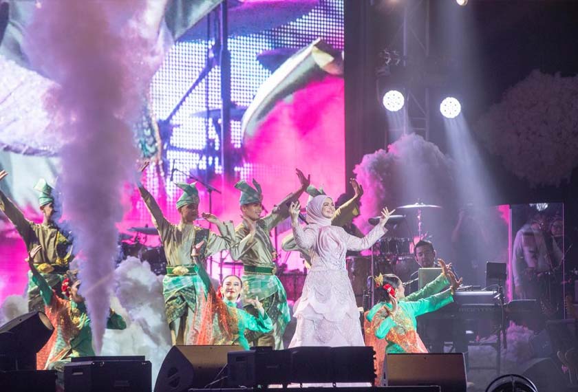 Siti turut selitkan lagu berentak tradisional.