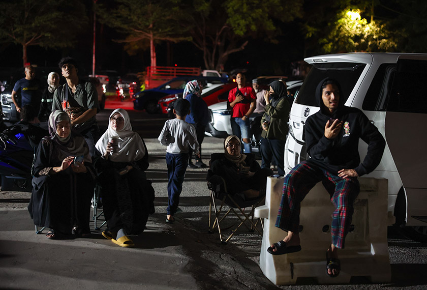 Orang ramai mula berkumpul di pekarangan padang Sekolah Menengah Kebangsaan Kepong untuk melihat sendiri fenomena Hujan Meteor Perseids yang bermula tengah malam ini sehingga subuh ketika tinjauan di Kuala Lumpur malam tadi. --fotoBERNAMA