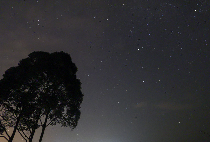 Bintang-bintang menghiasi langit sewaktu fenomena Hujan Meteor Perseids ketika tinjauan Bernama di Empangan Sungai Selangor, Kuala Kubu Bharu malam tadi. --fotoBERNAMA