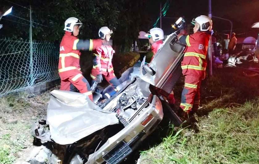 Bomba mengeluarkan mangsa yang tersepit. - Foto Sinar Harian