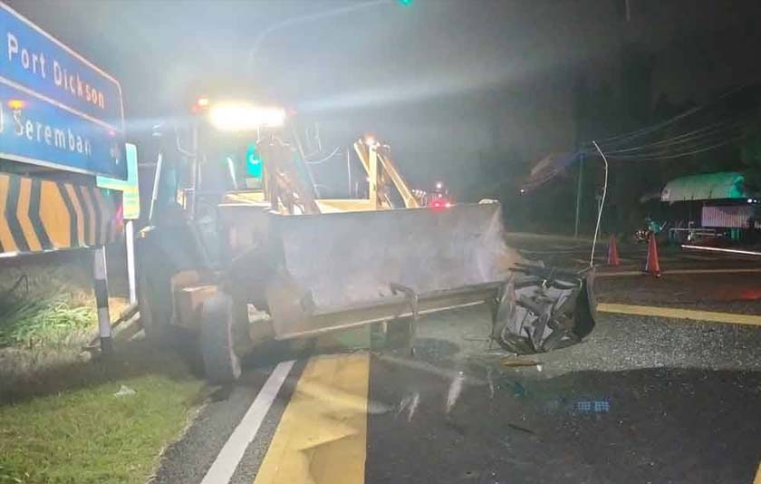 Jengkaut yang dirempuh kereta dinaiki mangsa. - Foto Sinar Harian