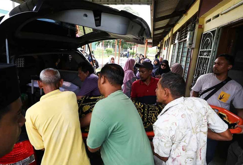 Jenazah mangsa dibawa keluar dari Unit Forensik Hospital Kuala Kangsar untuk dikebumikan di Tanah Perkuburan Orang-orang Islam Kampung Ketior Dalam selepas solat Asar. - Foto Sinar Harian