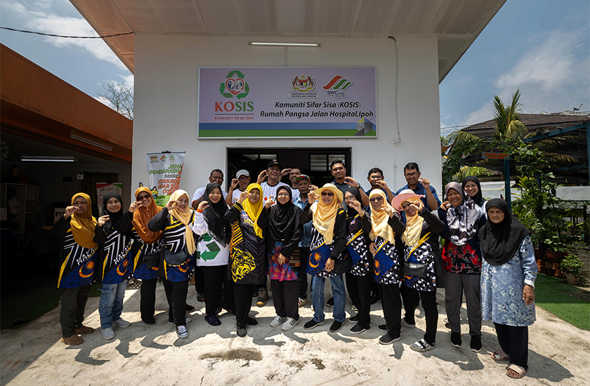 Penduduk dan sukarelawan bergambar di Pusat KOSIS di Rumah Pangsa Jalan Hospital, Ipoh, baru-baru ini. --fotoBERNAMA