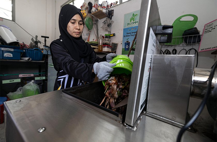 Sukarelawan Norfaradila Ibrahim melakukan kerja-kerja menguruskan sisa makanan bagi tujuan menghasilkan baja kompos di Pusat KOSIS ketika ditemui di Rumah Pangsa Jalan Hospital, Ipoh, baru-baru ini. --fotoBERNAMA