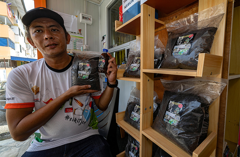 Pembantu Penguatkuasa SWCorp Ahmad Suhailee Mohamed Anwar menunjukkan baja organik yang dihasilkan daripada sisa makanan ketika ditemui di Pusat KOSIS di Rumah Pangsa Jalan Hospital, Ipoh. --fotoBERNAMA