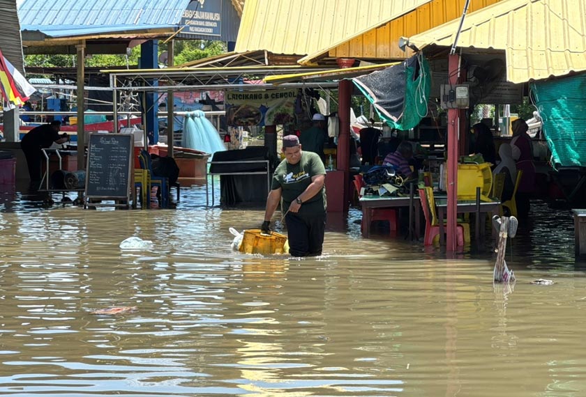 Fenomena air pasang besar menyebabkan peniaga di  Pasar Nelayan Kampung Seberang Kota di sini, mengalami kerugian. - Gambar/ Astro AWANI