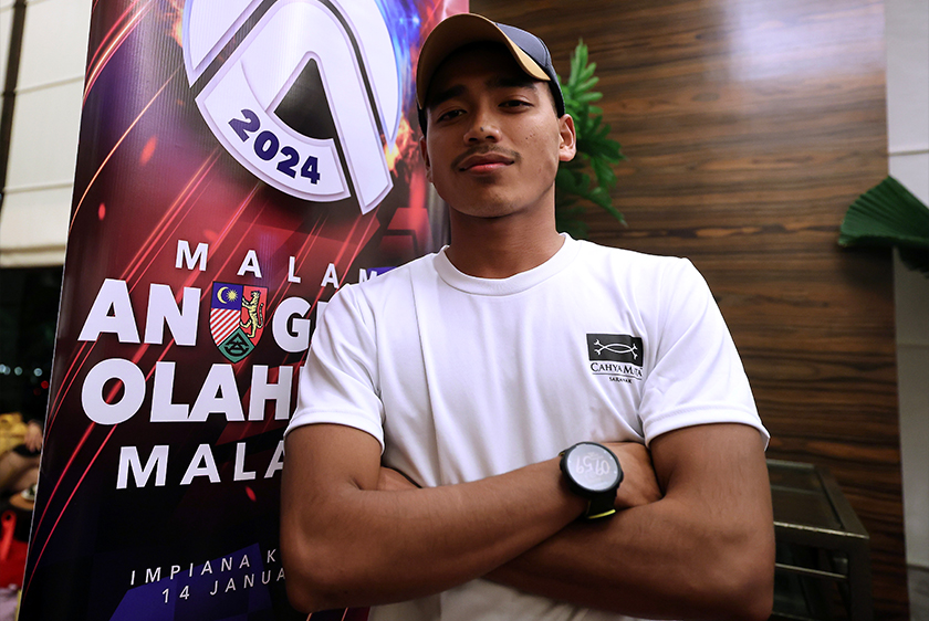 Muhammad Fakrul yang mewakili Kelantan tiba di garisan penamat dengan bergaya melakukan catatan 51.11 saat (s) acara 400 meter (m) lari berpagar lelaki. - Gambar fail/Bernama