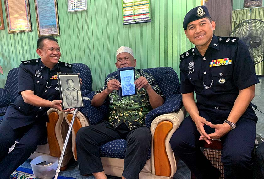 Hussin (tengah) dan Ahmad Shafiki (kiri) bergambar kenangan bersama Mohamad Ismail semasa Program Santuni Pesara Polis Sempena Bulan Kemerdekaan IPD Bachok di Kampung Alor Bakat, Bachok, 22 Ogos 2024. --fotoBERNAMA